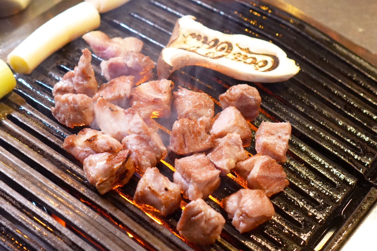 brsurvey's tweet image. [레드리본 위크 현장스케치] 02. 금돼지식당
코카-콜라와 풍성한 미식 경험을 즐길 수 있는 특별한 미식 행사인 레드리본 위크가 5월 22일 목요일 점심과 저녁, 박수경 대표의 &amp;lt;금돼지식당&amp;gt;에서 열렸습니다. 그 현장을 블루리본이 생생히 전달 드립니다.
bluer.co.kr/magazine/530