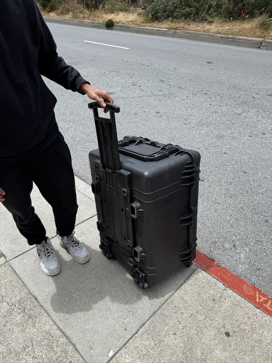 sberens1's tweet image. 100,000 lumen heads up monitor by @ssathe96, with 50lb pelican protector case for transport lol