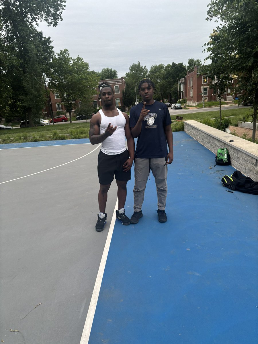 Truโ Washington (@washingtontru15) on Twitter photo Spent the whole day with <a href="/Deion3_/">Deion Brown</a> He gave me great tips on how to get better at the running back position and We also had a good hoop session. Spent the whole day with <a href="/Deion3_/">Deion Brown</a> He gave me great tips on how to get better at the running back position and We also had a good hoop session.