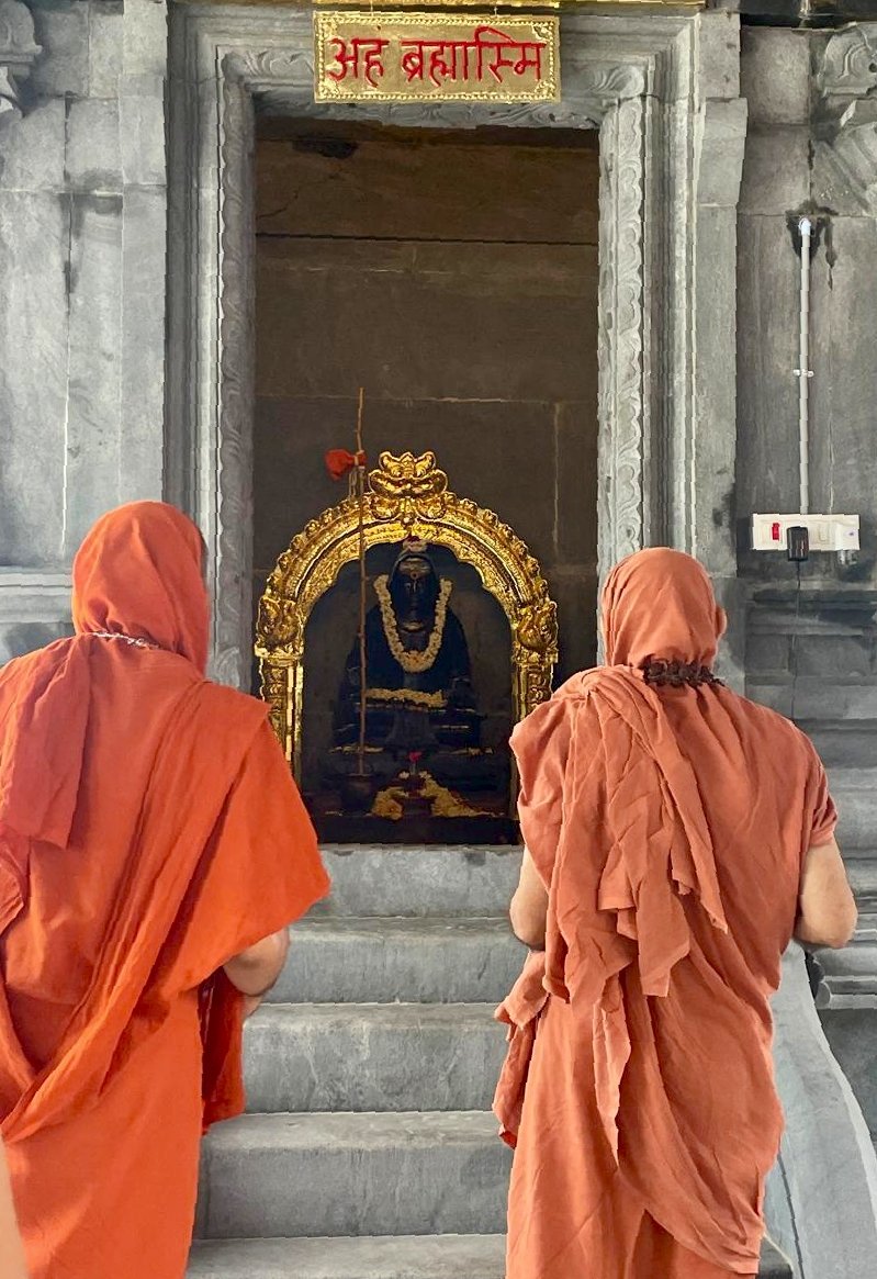 ಯಡತೊರೆ ಶ್ರೀ ಯೋಗಾನಂದೇಶ್ವರ ಸರಸ್ವತೀ ಮಠದ ಪರಮ ಪೂಜ್ಯ ಶ್ರೀ ಶ್ರೀ ಶಂಕರ ಭಾರತೀ ಮಹಾಸ್ವಾಮಿಗಳವರು ದಿನಾಂಕ 25-05-2025 ಭಾನುವಾರದಂದು ತಿರುವಣ್ಣಾಮಲೈನ ಅಂತಃಕರಣ ಜ್ಞಾನ ನಿಲಯ ಆಶ್ರಮಕ್ಕೆ ಭೇಟಿ ನೀಡಿದ ಸಂದರ್ಭ.

#AdvaitaParampare
#ShankaramLokaShankaram