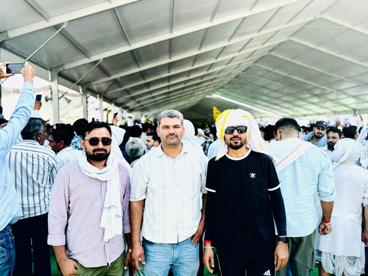 IamHudda36's tweet photo. साथी @BalveerTeja सरकारी बाबू और @AkharamJunava व्यवसायी हम तीनों साथी नेताजी की हर एक ललकार-हुंकार में पहुंचने की कोशिश करते है कल की ऐतिहासिक "आक्रोश" महारैली  में भी अपनी उपस्थिति दर्ज करवाई..!! https://t.co/sfU3n6baeS