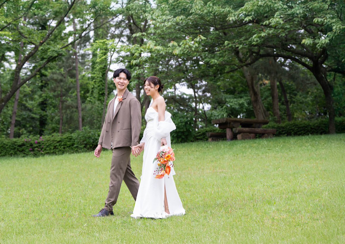 Raffine4's tweet photo. この日は土曜日でしたが、雨が幸いして公園は貸切に！
子供達とも関わる事が多い花嫁様にぴったりな、遊具での撮影はとても可愛かったです☺️

お母様方も花嫁様も寒い中頑張ってくださりありがとうございました😊

『データ渡しプランフォトウェディング』
お仕度店Raffine https://t.co/hfmSqKkXkL
