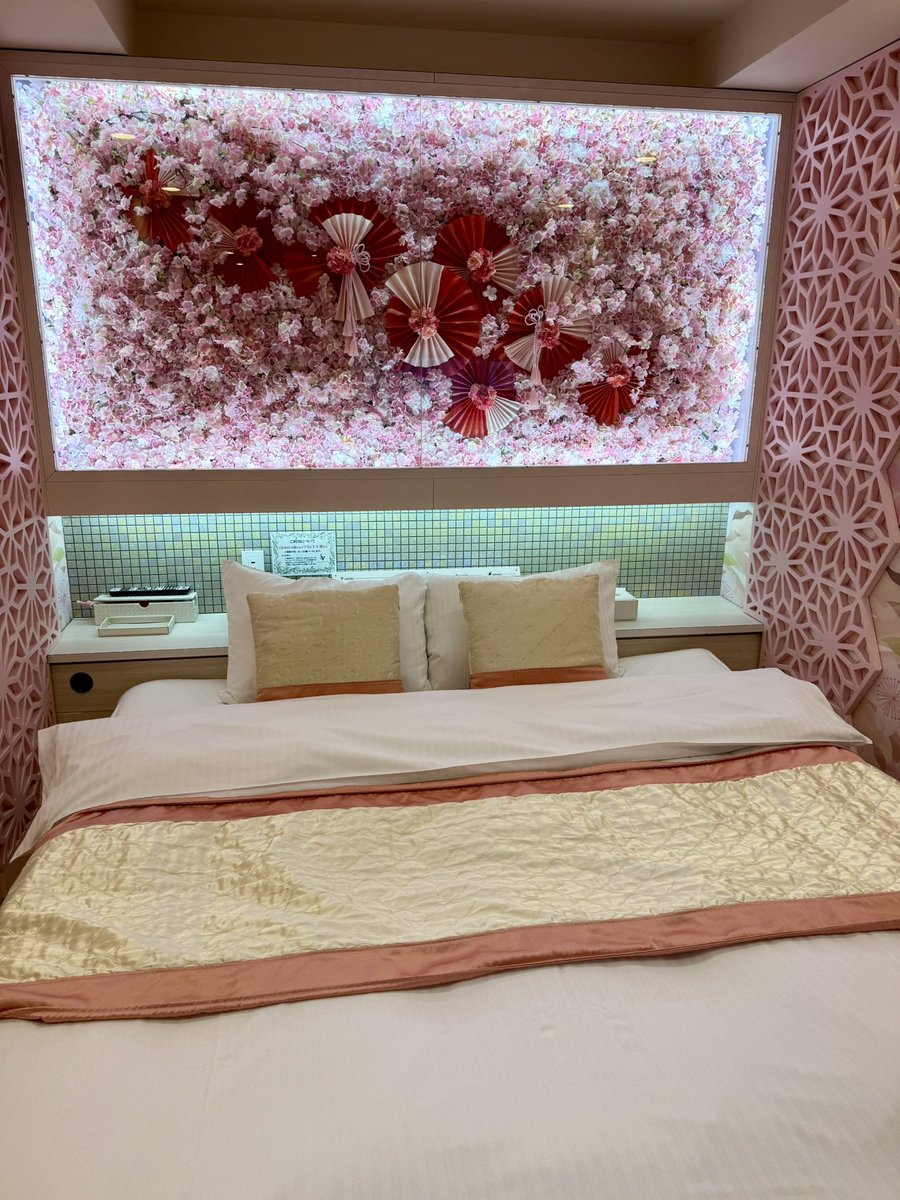 裏アカ女子さんと定ホイン
お部屋でイチャイチャしてから
バスルームで立ちクンニ
ひざガクしちゃって立ってられないから
ベッドでね
これからたくさん舐めちゃおっと
#裏アカ女子 
#クンニ
#指入れクンニ
#バック
#立ちバック
#密着正常位
#潮吹き
#セフ
#立ちクンニ
#舐め犬