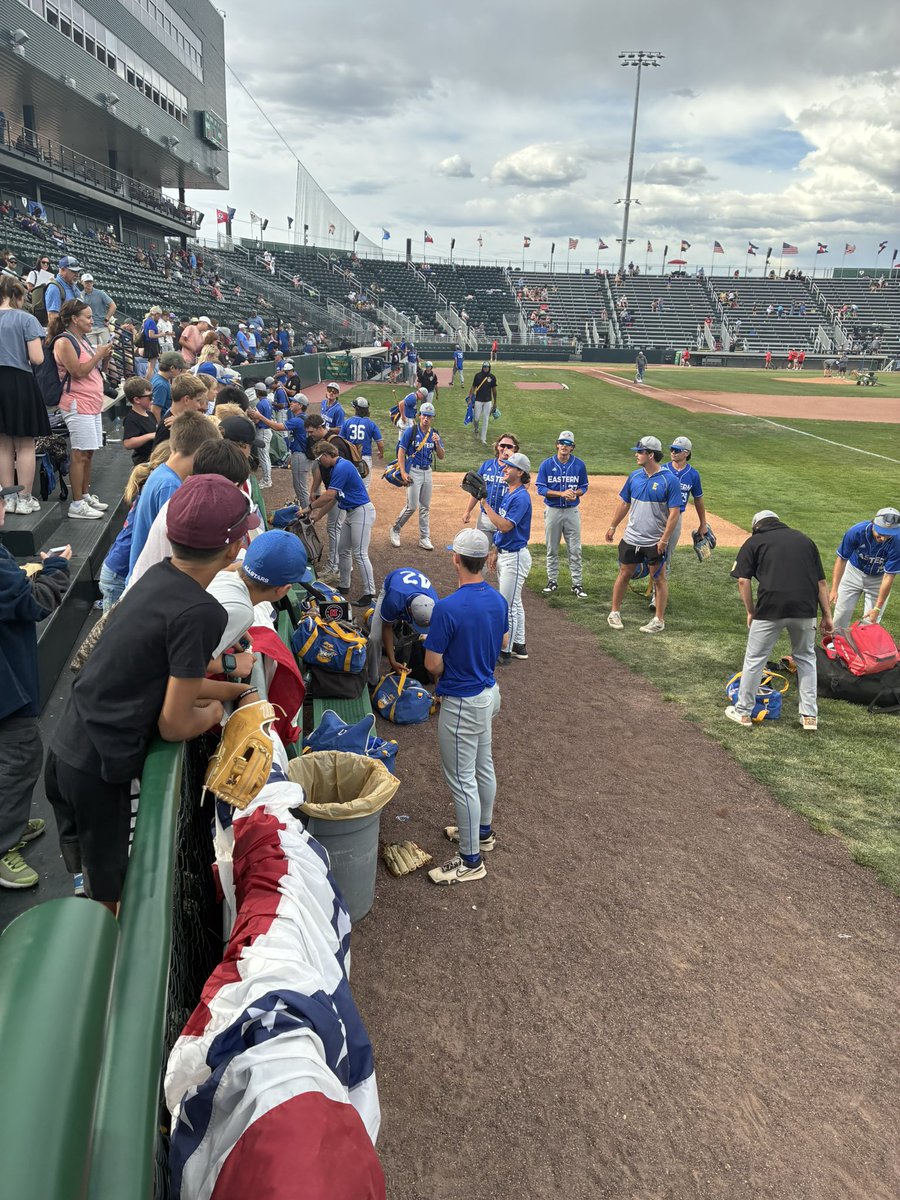DSebass32's tweet photo. @EOSC_Baseball stayed around for 20 minutes after a tough WS elimination game, signing autographs, passing out balls, cleats, batting gloves, whatever they could.  Great to see. @JUCOWorldSeries https://t.co/6xxnaCXoDt