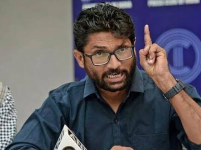 CASTE NEWS 🚨 "बेटा" बोलने पर मिली मौत. घटना गुजरात के अमरेली की है.

नीलेश राठौड़ वेफर का पैकेट लेने दुकान पर गए. दुकानदार का बेटा ऊपर लटका हुआ वेफर का पैकेट निकाल कर देने लगा.

नीलेश राठौड़ को लगा बच्चा वेफर का पैकेट शायद नही निकाल पाए तो उन्होंने का "बेटा" वेफर निकालने में मदद