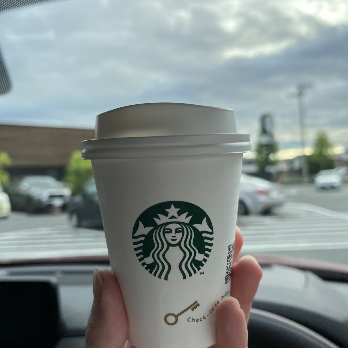 YouTube_kotamon's tweet photo. ゆきのさんの真似をしてアイスコーヒーを買ったが
プラスチック容器じゃないから中身がなにかよく分からない男の図 https://t.co/ULZLWOnjko