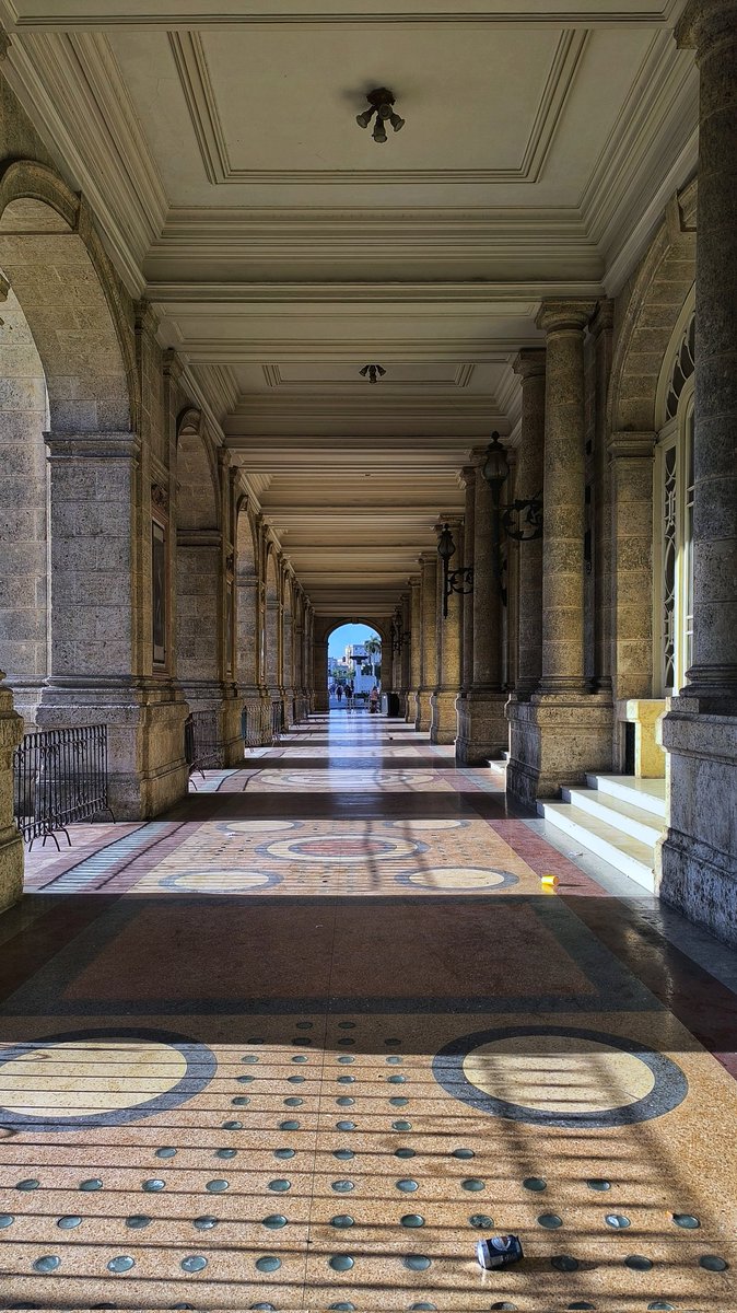 Por el portal del Gran Teatro de la Habana. #Cuba