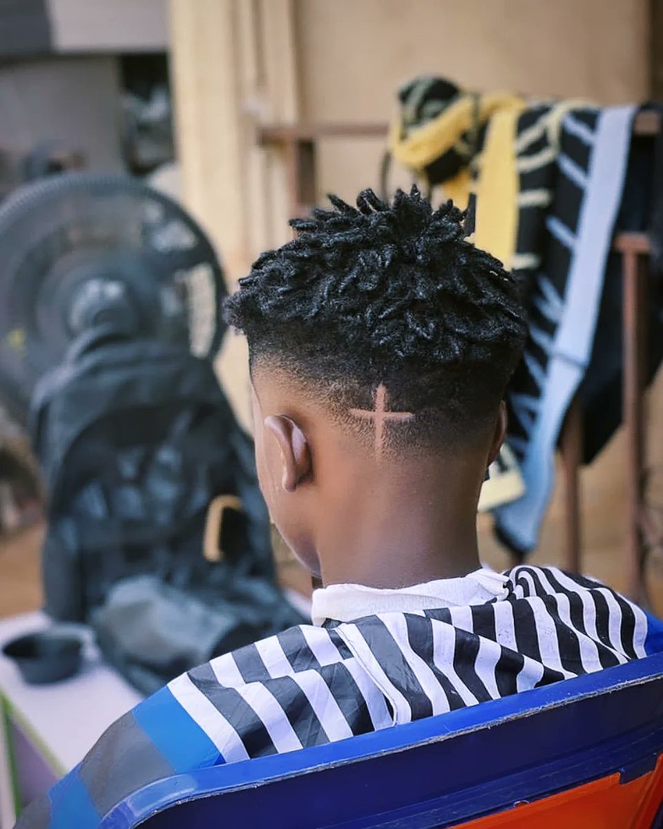 AgelessCutz's tweet image. Mid-fade Trim. ✂️✝️

#Haircut #MidFade #BarberArt #BarberLife #HoodBarber #HairTransformation 
#AgelessCutz #DeltaState
#GoViral #VideoViral #foryoupageviralシ