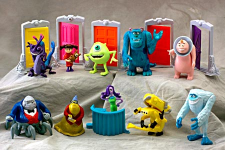 NostalgiaFolder's tweet photo. McDonald’s happy meal toys from the 2000s https://t.co/uKG2SPcJbW