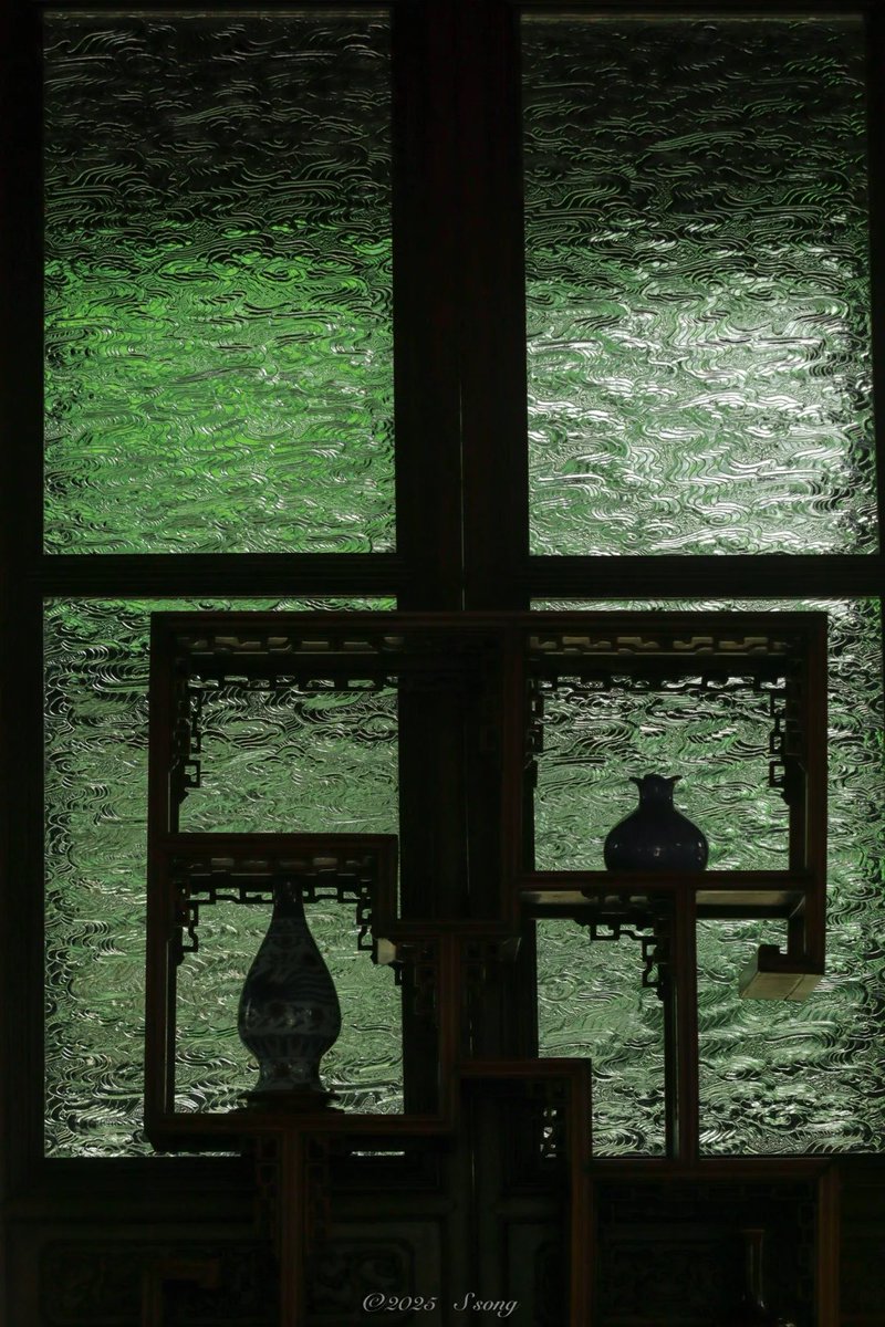 jjerjin's tweet image. The window patterns flow like a meandering stream~💚
#NatureInDesign #FlowingLines #SereneSpaces