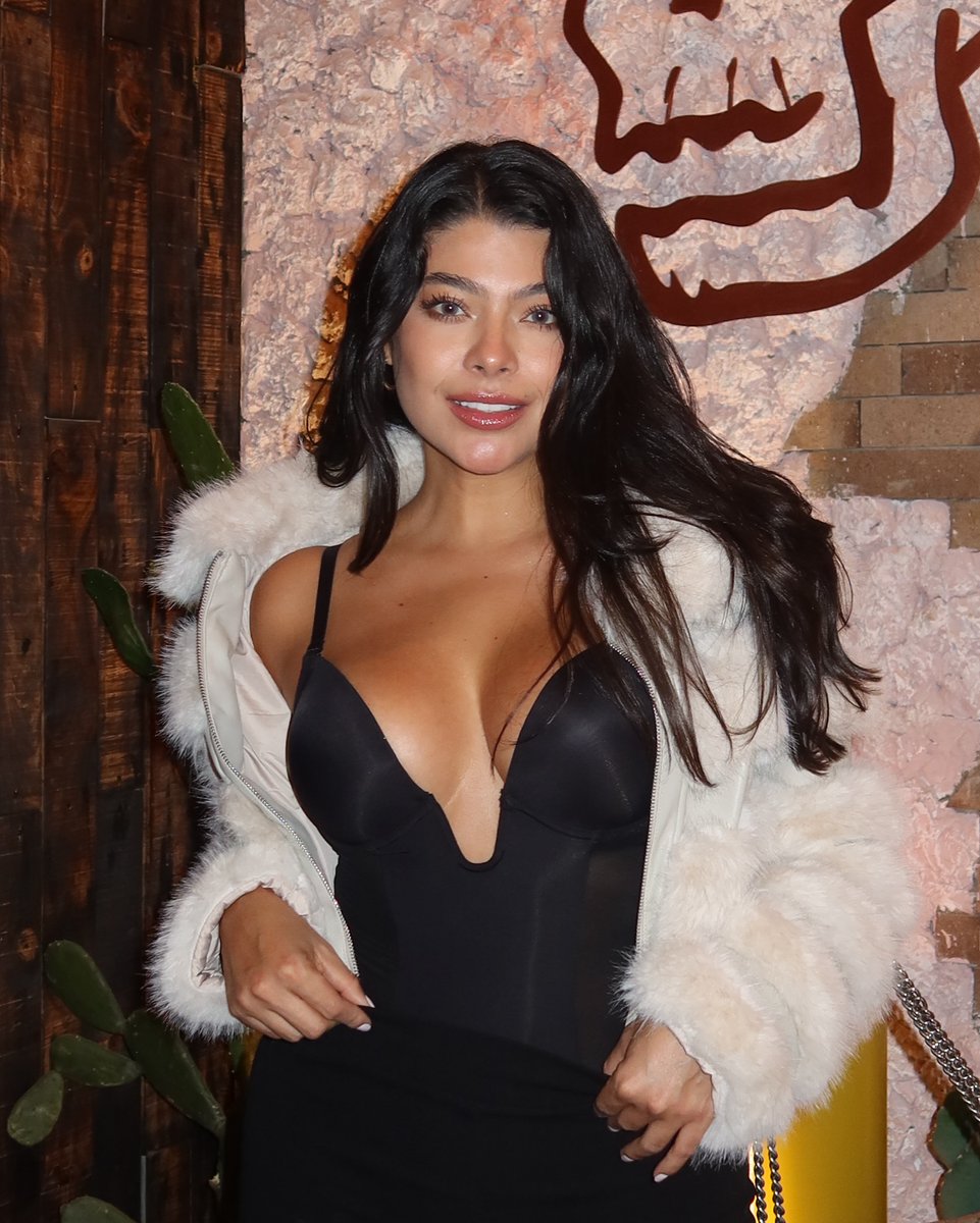 shaperinshop's tweet image. Every queen needs her armor.💃
Get our sexy stylish shapewear and go sparkle, we’ve got you. ✨

#bodysuit #TummyControl #partyoutfit #NightOut #wearconfidence #Shaperin