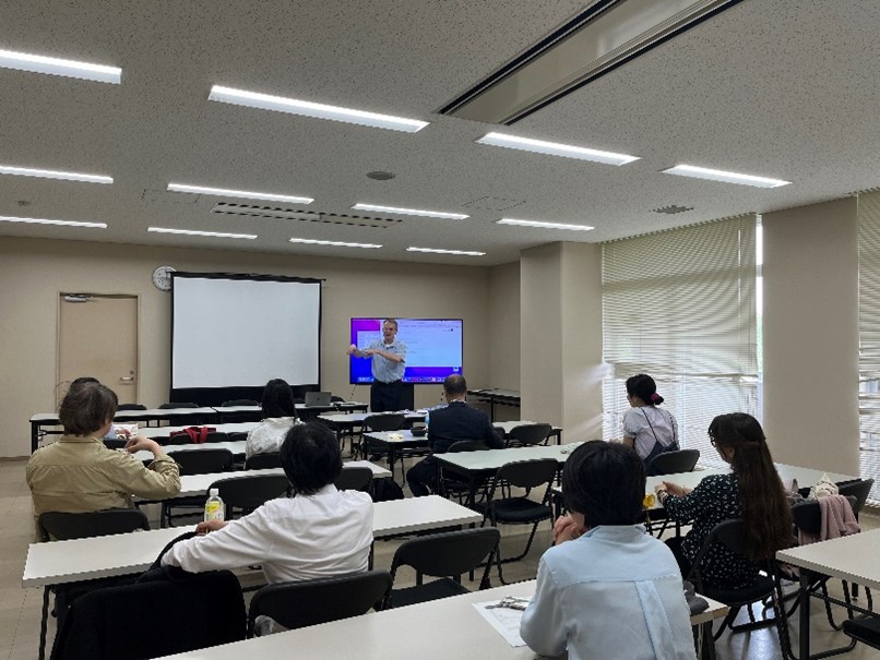 【TOPIC】5月15日、国際教育支援室主催で「TUFS音楽ファンKAI」第1回ランチミーティングが開催されました。今回は、フィリップ・シートン教授が「イギリスの作曲家なのか、日本の作曲家なのか？