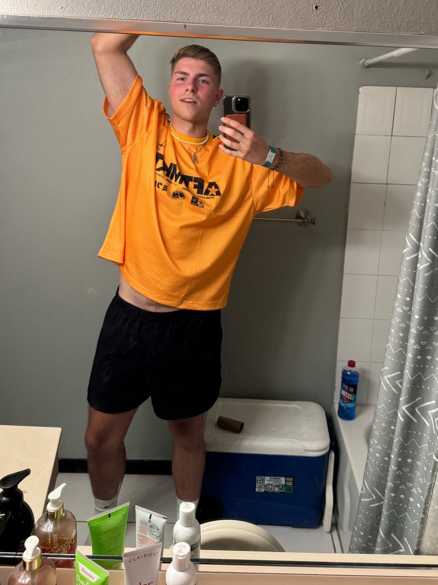 6’2” gas station boner pill 💊 tweet media