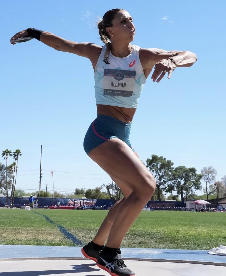 This catch position from 2X Olympic Champ Valarie Allman is OUTRAGEOUS🤯 

Look how far that disc is while the base is perfectly stacked. You can even see the torque in her abs showing the stretch she's building. 

Strength, mobility, balance🤌

📸<a href="/usatf/">USATF</a>