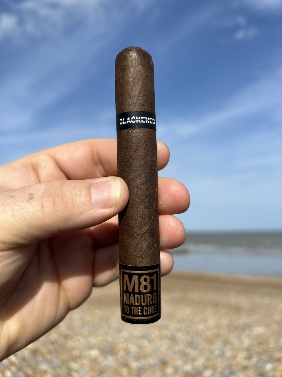 London Cigar Smoker tweet media