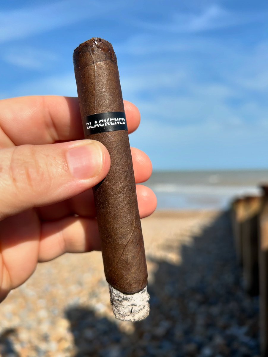 London Cigar Smoker tweet media