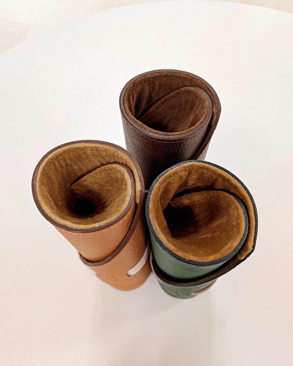 SIOJIRIpowers's tweet image. 上質なシュリンクレザーの持つ弾力性を生かしたロール型ケース
ゴムベルトで固定する構造で、収納するメガネのサイズに合わせて長さを調整できるのでプレゼントにもオススメ🎁

DIFFUSER SG1172/SHRINK LEATHER ROLL EYEWEAR CASE

#DIFFUSER #メガネのシオジリ