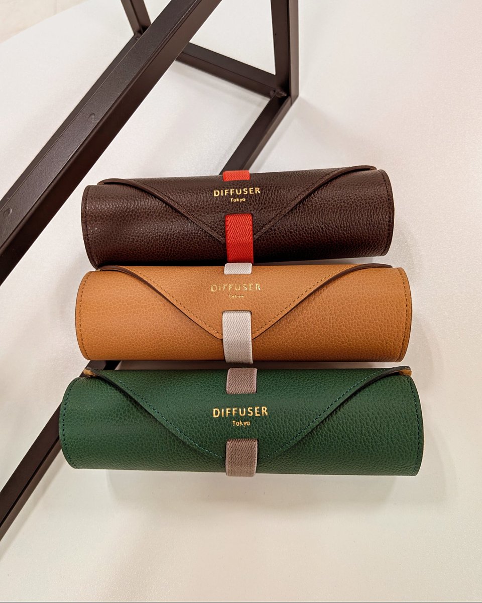 SIOJIRIpowers's tweet image. 上質なシュリンクレザーの持つ弾力性を生かしたロール型ケース
ゴムベルトで固定する構造で、収納するメガネのサイズに合わせて長さを調整できるのでプレゼントにもオススメ🎁

DIFFUSER SG1172/SHRINK LEATHER ROLL EYEWEAR CASE

#DIFFUSER #メガネのシオジリ