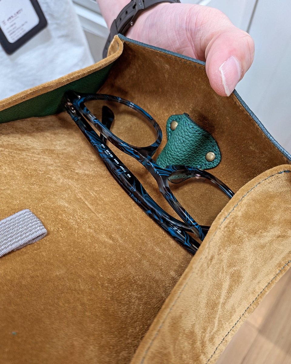 SIOJIRIpowers's tweet image. 上質なシュリンクレザーの持つ弾力性を生かしたロール型ケース
ゴムベルトで固定する構造で、収納するメガネのサイズに合わせて長さを調整できるのでプレゼントにもオススメ🎁

DIFFUSER SG1172/SHRINK LEATHER ROLL EYEWEAR CASE

#DIFFUSER #メガネのシオジリ