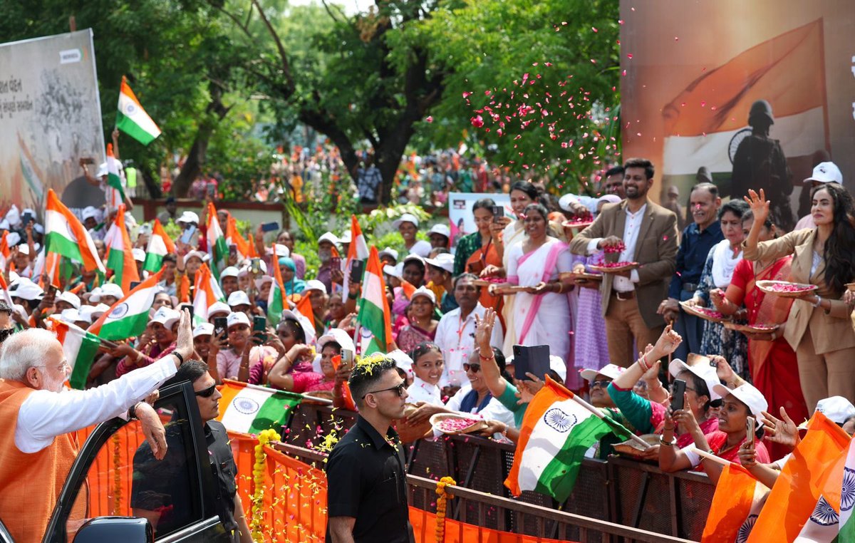 MahalingMukesh's tweet photo. ଗୁଜରାଟରେ ଯଶସ୍ଵୀ ପ୍ରଧାନମନ୍ତ୍ରୀ ଶ୍ରୀ @narendramodi  ଜୀଙ୍କୁ ଭବ୍ୟ ସ୍ଵାଗତ ଜଣାଇଲେ କର୍ଣ୍ଣେଲ ସୋଫିଆ କ୍ୟୁରେସିଙ୍କ ପରିବାର।
#PMModiInVadodara #OperationSindoor https://t.co/3uSmTjKqlj