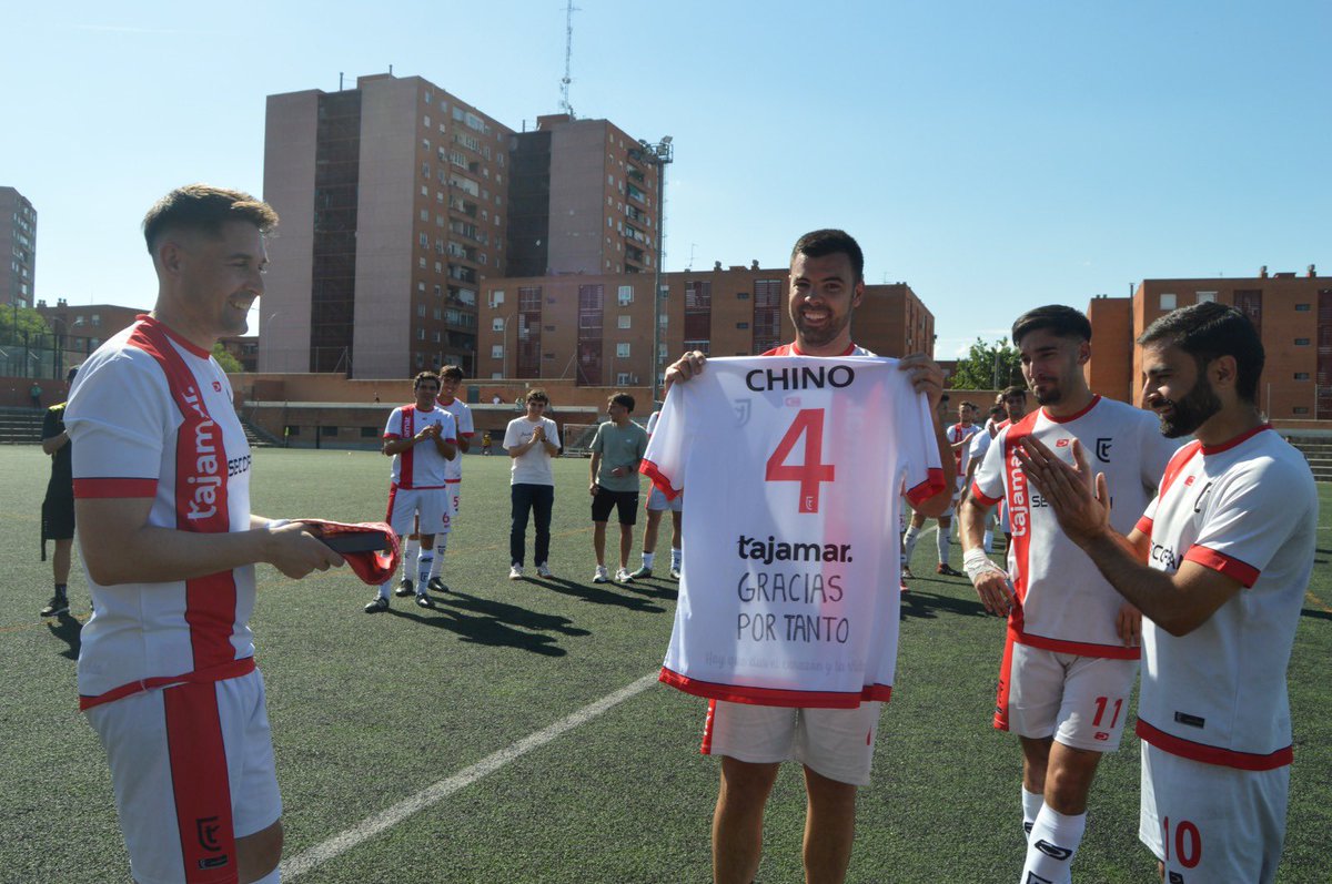 CDTajamarFutbol's tweet photo. 𝐄𝐥 𝐚𝐝𝐢𝐨𝐬 𝐝𝐞 ‘𝐂𝐡𝐢𝐧𝐨’ 📷

¡15 temporadas después!

Llegó como juvenil, y ha defendido los colores de Tajamar en campos de 
3º Reg., 2º Reg., 1º Reg. y Preferente.

Un #Capitán con 
corazón 🤍❤️

📷@Blog_ElCanchero https://t.co/wfnpNUS1dQ