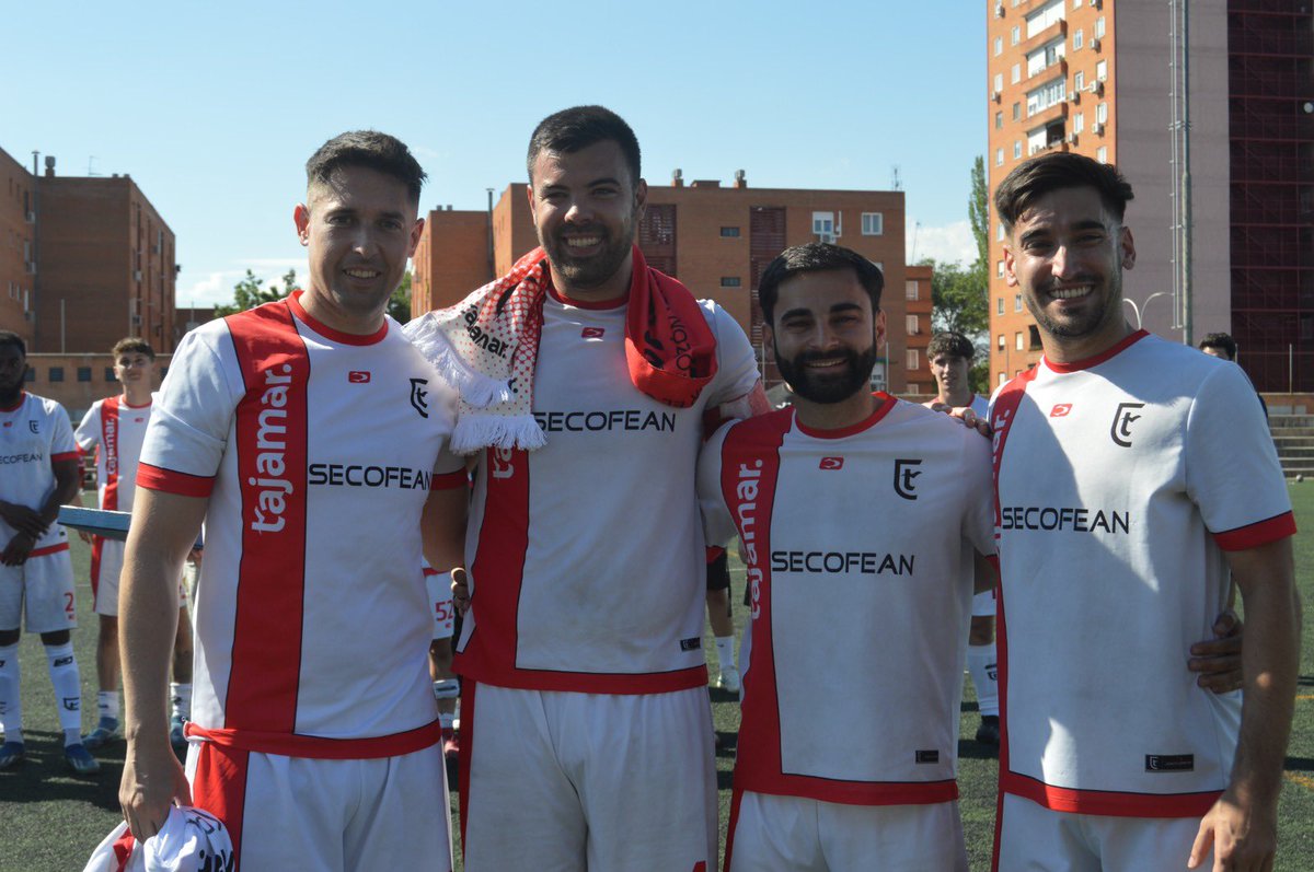 CDTajamarFutbol's tweet photo. 𝐄𝐥 𝐚𝐝𝐢𝐨𝐬 𝐝𝐞 ‘𝐂𝐡𝐢𝐧𝐨’ 📷

¡15 temporadas después!

Llegó como juvenil, y ha defendido los colores de Tajamar en campos de 
3º Reg., 2º Reg., 1º Reg. y Preferente.

Un #Capitán con 
corazón 🤍❤️

📷@Blog_ElCanchero https://t.co/wfnpNUS1dQ