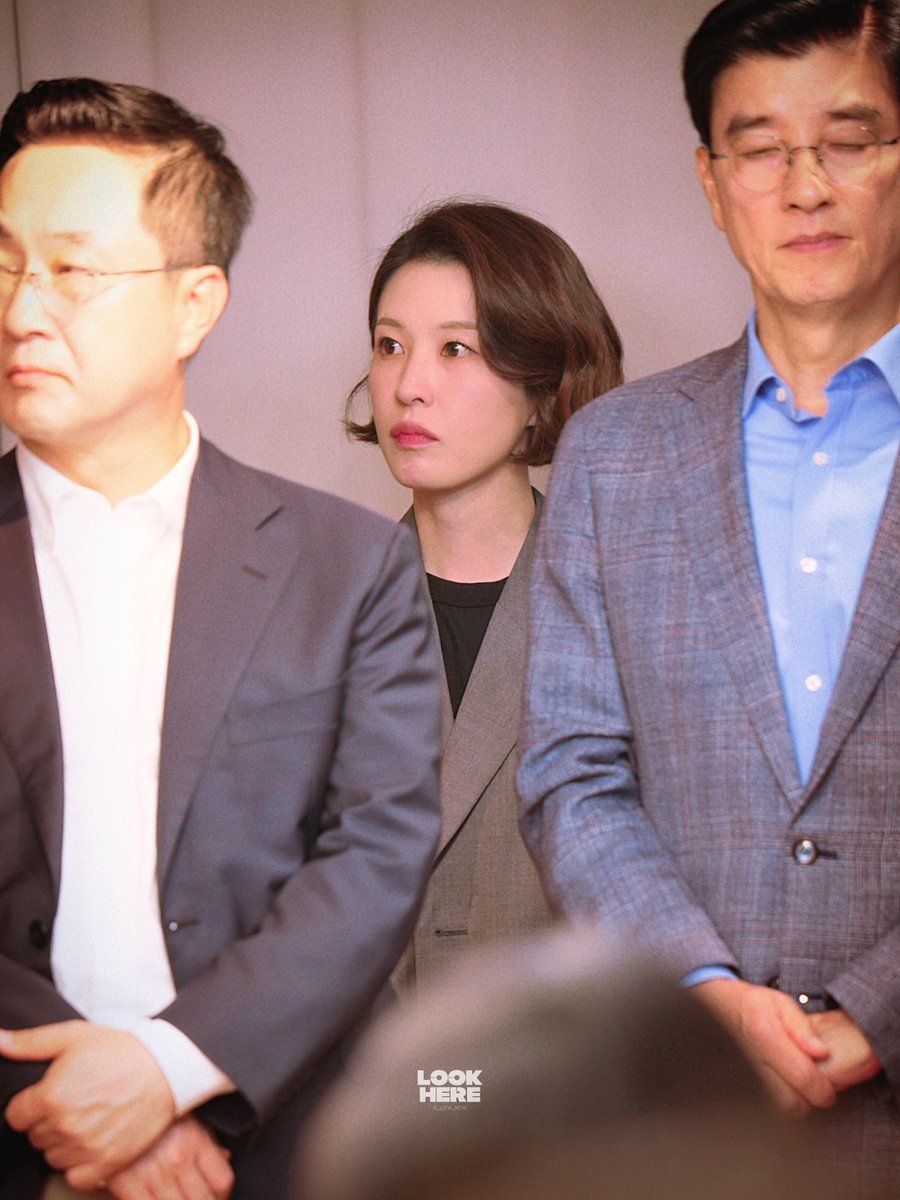 _look_here's tweet image. 250525 📸 

이재명 후보 기자간담회

 #안귀령 @anngwiryeong
#이제부터진짜대한민국 #이재명