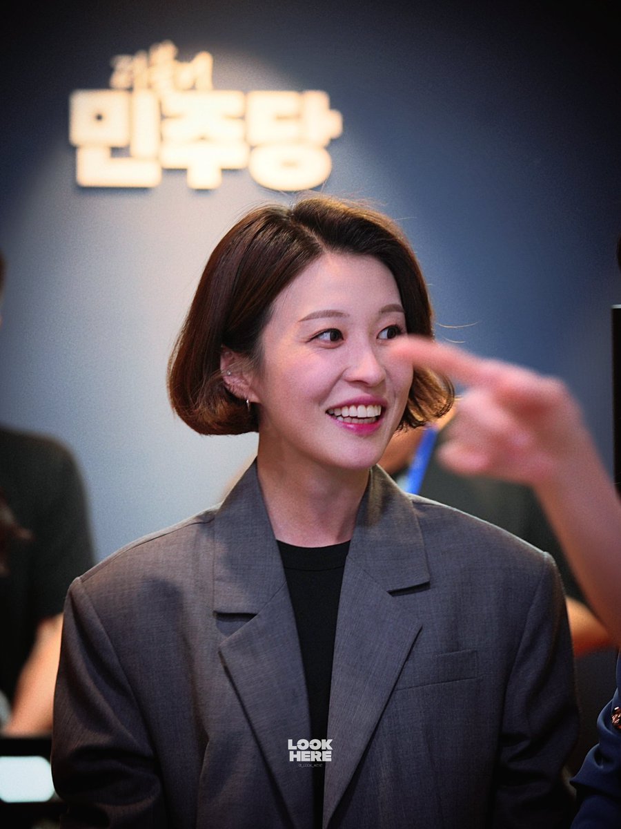 _look_here's tweet image. 250525 📸 

이재명 후보 기자간담회

 #안귀령 @anngwiryeong
#이제부터진짜대한민국 #이재명