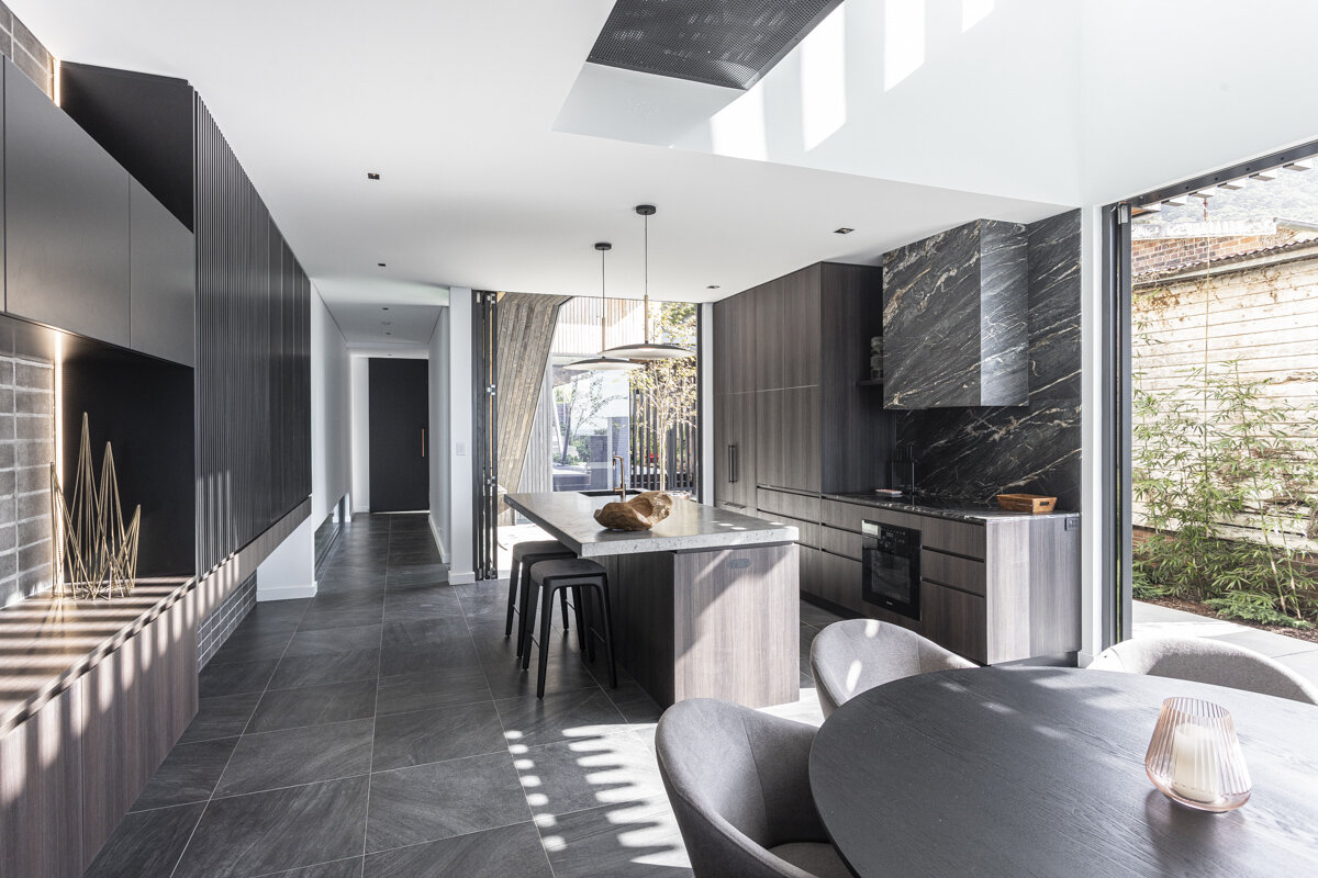 luxcustomhomes's tweet photo. This kitchen, expertly crafted by Tass Constructions, blends clean lines, natural materials, and smart design - making it the heart of the Clifftop Minimalist home with effortless elegance and ultimate functionality. https://t.co/57cMjgdE2m https://t.co/20JXwny6Zr