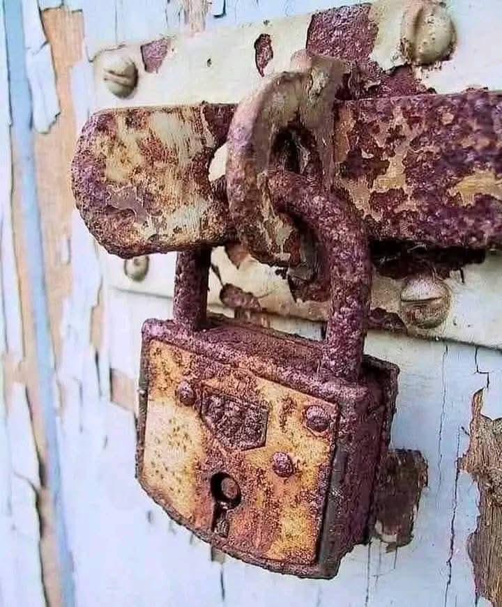 اتنی تاخیر نہ کیجئے پلٹنے میں،
کہ چابیاں بے اثر ہو جائیں تالوں پر۔