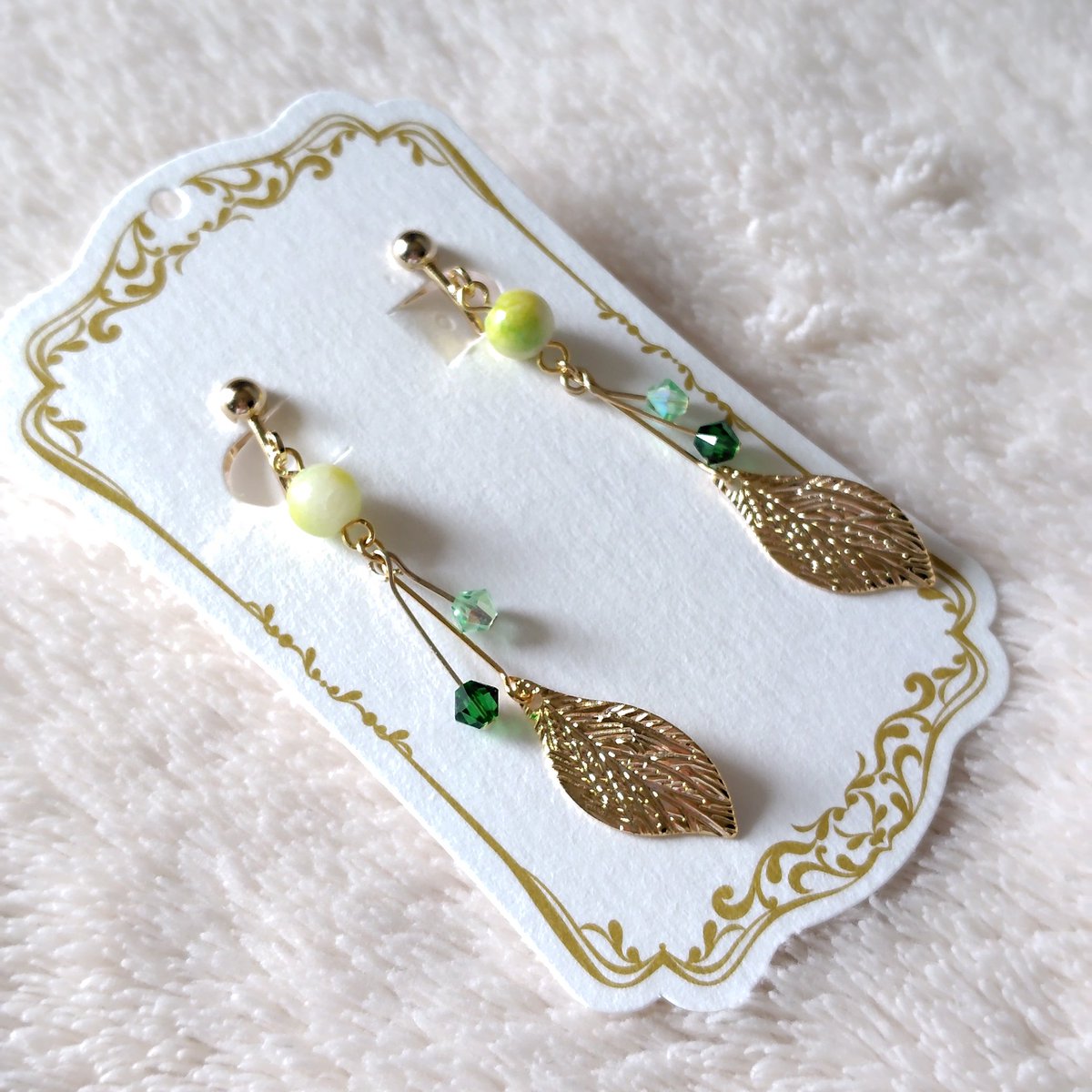 RabbitAccessory's tweet photo. 春〜初夏に似合いそうな、葉っぱのイヤリングも出来ました🌿

名前はこれから！

季節が追いついてくるまで、しまっておく？
これから迎える秋冬に、あえて緑の葉っぱ？

悩みどころです🤔
すぐに販売を始められたら1番いいのですが……🫠
#ハンドメイドアクセサリー
#ハンドメイド https://t.co/Yn7Bp0cZBY