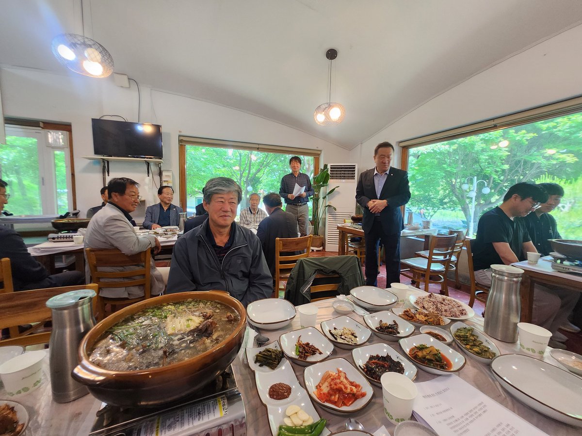 leej6100's tweet photo. 제천시의회 "의정회"
5월 월례회 의림지 피잿골 용두산 산림욕장 
환경정화활동 김성진 회장님을 비롯한 선배의원님
그리고 엄태영 국회의원님께서는 제천시의회 초대 전국 최연소 시의원 의정회 회원임
#제천시의회 #의정회 #환경정화활동 #제2의림지
#용두산산림욕장 #이정임의원 https://t.co/oHx3RU34NE