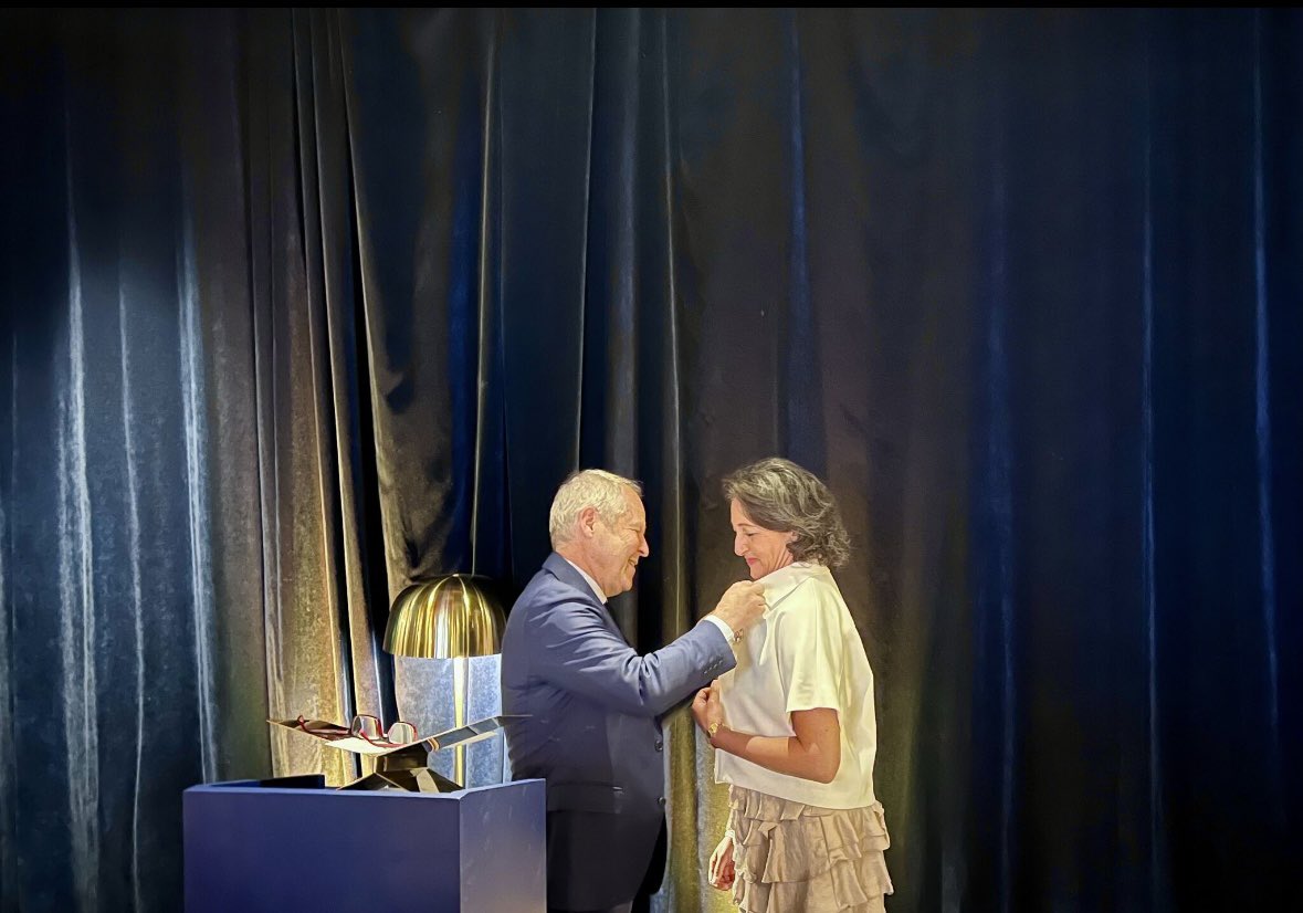 🎖️Vendredi dernier chez @WeAre, notre membre <a href="/Deb_Papiernik/">Deborah Papiernik</a> recevait la Légion d’honneur des mains d’Yves Guillemot (<a href="/Ubisoft/">Ubisoft</a>).
28 ans de créativité, des Lapins Crétins à Notre-Dame, elle fait dialoguer culture et innovation.
#PFDM #JeuVidéo