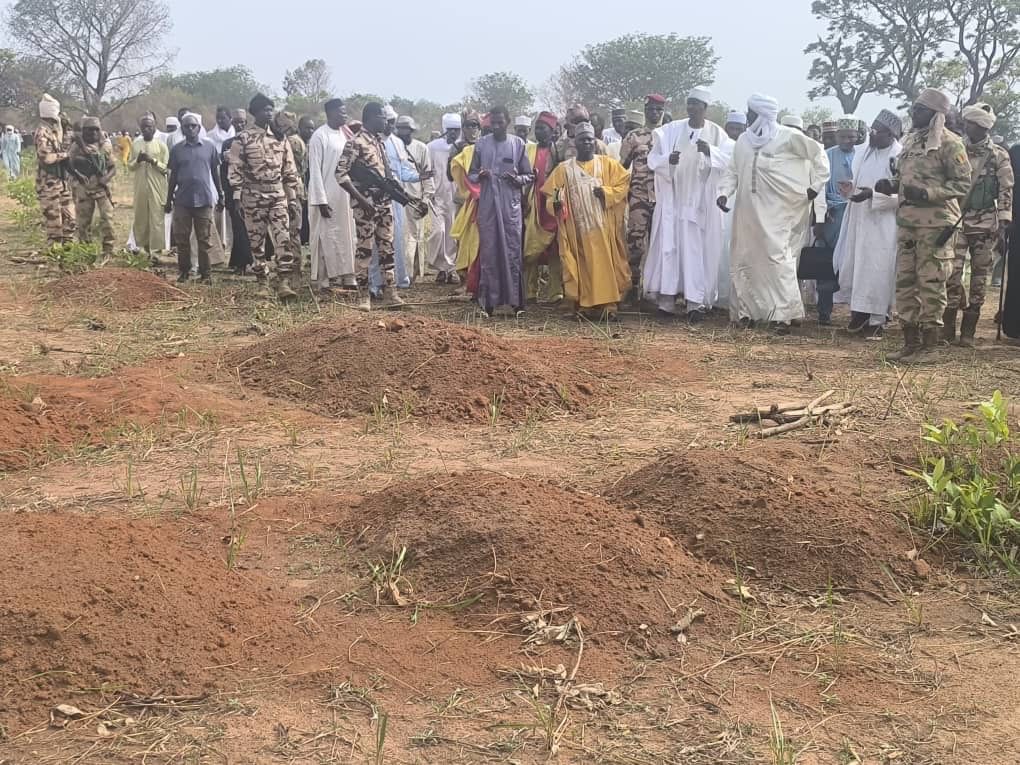 alwihdainfo's tweet photo. #Tchad : Le village de Mandakao, situé à 18 km de Beinamar dans le Logone Occidental, a été le théâtre d’un massacre tragique le 14 mai 2025, où 42 membres de la communauté peule ont été tués dans une attaque d’une rare violence. Les assaillants, issus d’une communauté voisine, ont incendié des habitations et tué femmes et enfants, provoquant la fuite des survivants. En réponse, l’association Tabital Pulaaku Tchad s’est rendue sur les lieux pour apporter un message de paix et de réconfort aux familles endeuillées.
