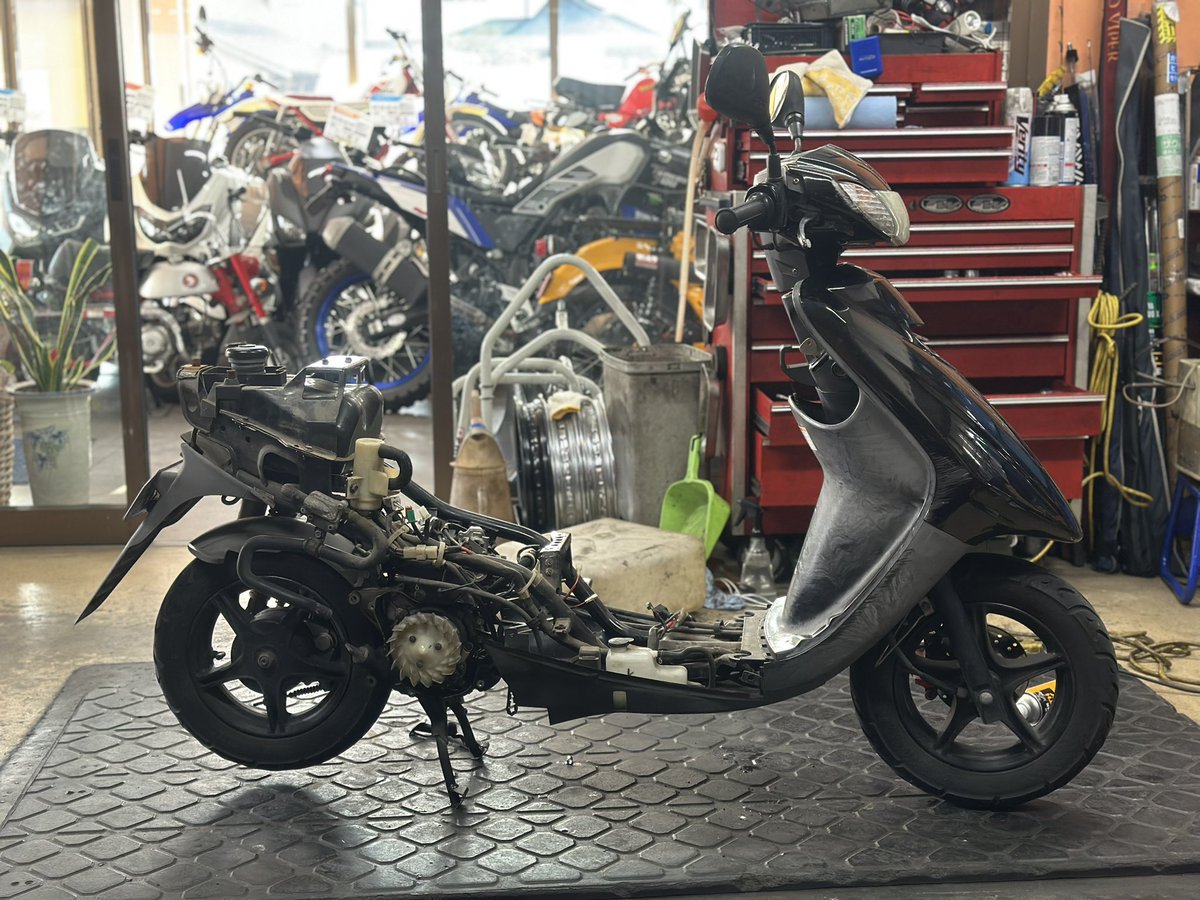 エンジンブローした4サイクルエンジン
お客さん
「ヨンサイクルエンジは白煙出たらダメですよね！
ヨンサイクルエンジは煙出ないですもんね！」
間違いではないけれど
まずはヨンサイクルエンジから直しましょう😂😂
