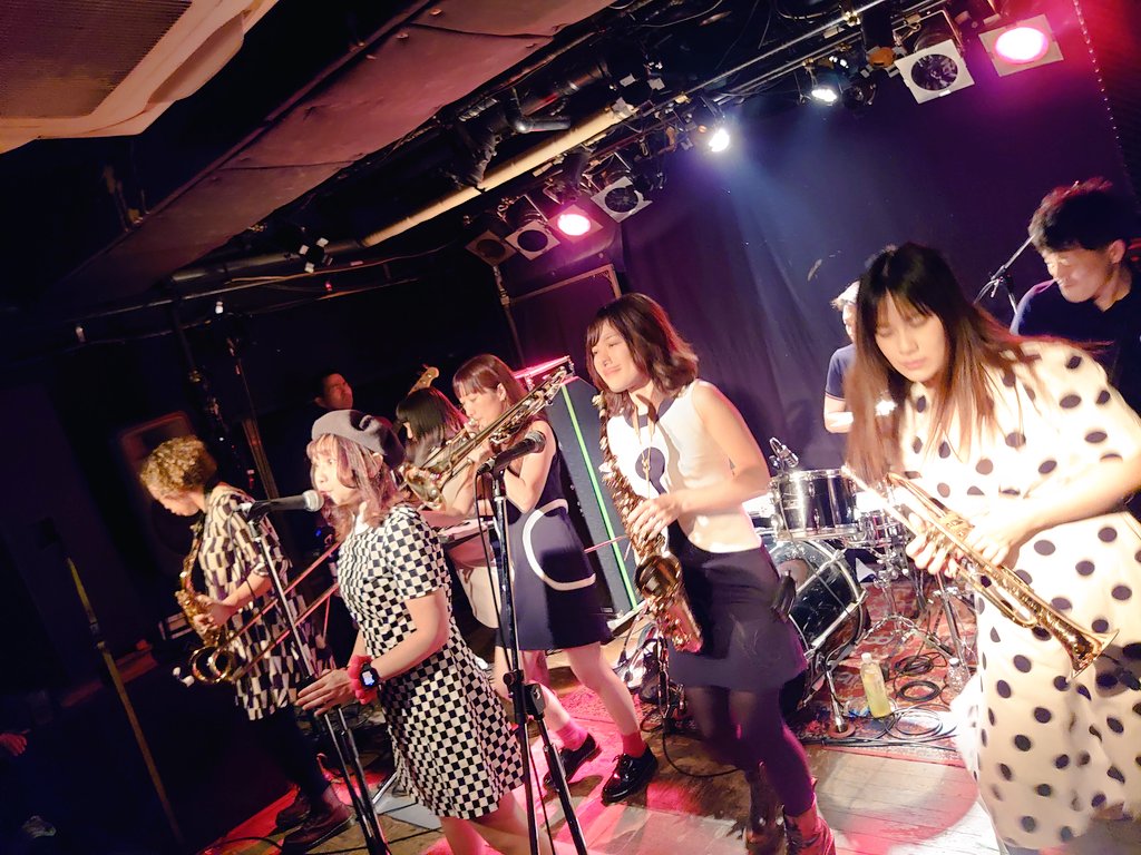 punkcatdrunker's tweet photo. 携帯充電切れ&コード紛失で2バンドしか撮れてへんけど全バンド最高でしたよ🎵👍
#theoldtones
#elephantman
#象男 https://t.co/GvmruwjNZq