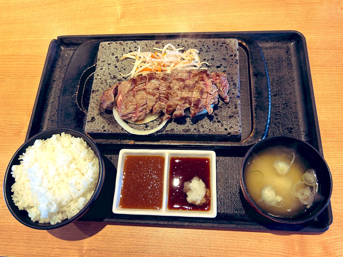 aaachaso02's tweet photo. 貴重な平日休み♡
といっても午前中はバリバリ家事を済ませて，お昼は1人ステーキランチいってきた♡1人で2人前頼んだ…笑笑
ちゃっかり１つはご飯大盛りにした。
完食です♡ #ステーキ #平日休み #肉 https://t.co/2mFw2LxahH