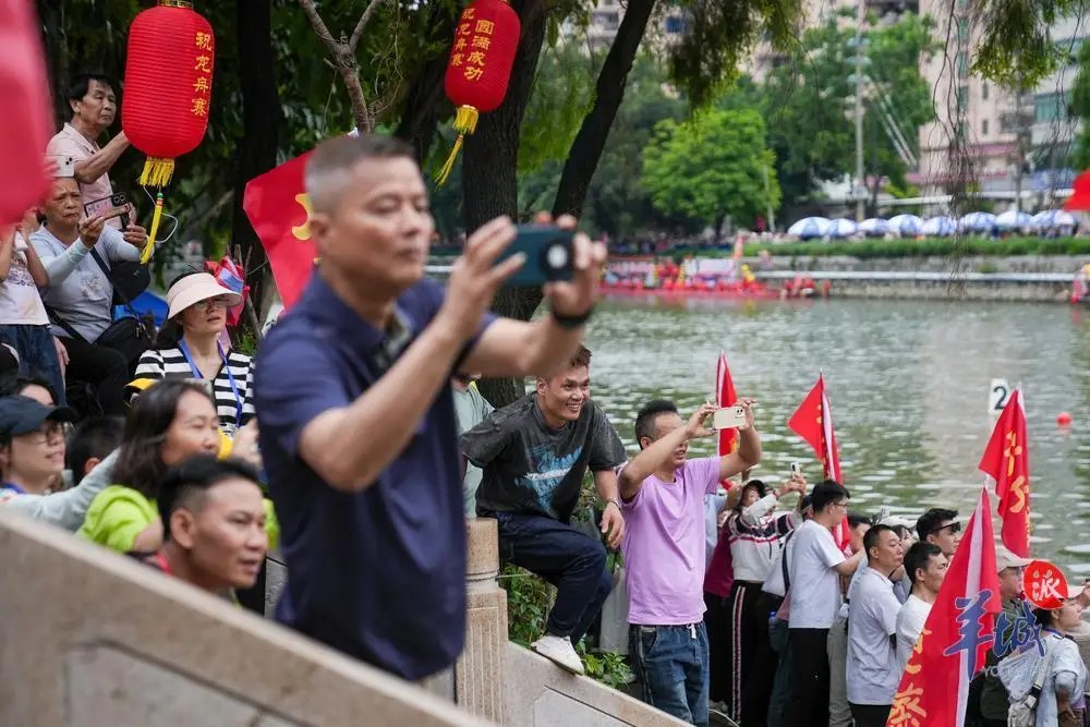 CulturalLingnan's tweet photo. City Life | #Dragonboats thundered on the #Shijing #River!🏁
Eighteen teams with 800 #rowers 🚣from #Guangzhou #Baiyun stormed the Shijing River, their #oars slicing through the #waves like blazing comets!
🌊Watch as crowds roar along the banks—Witness the awakening of a millennium-old #Dragon Spirit! #citylife