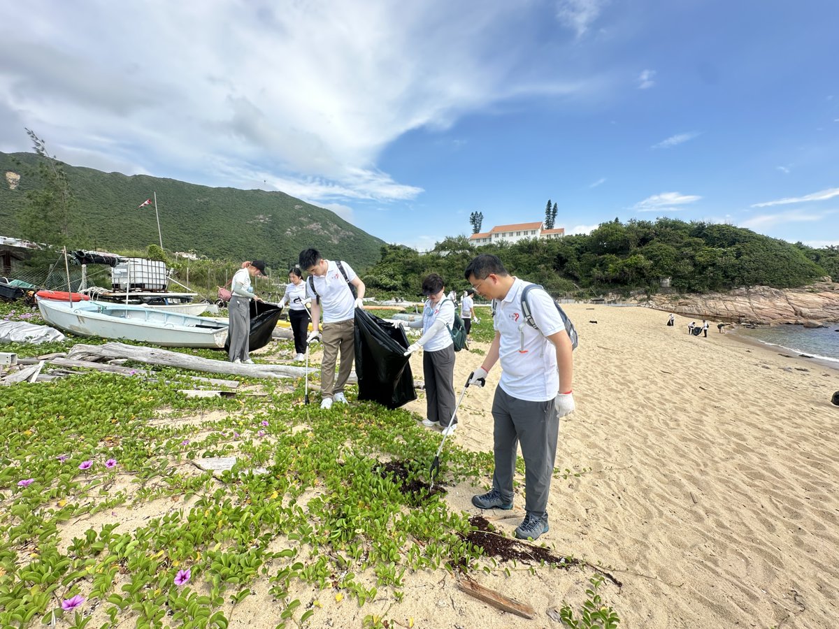 In Singapore, 40+ Sinopec volunteers and 30 local residents gathered at Pasir Ris Park, and cleared away 10+ bags of garbage.
Sinopec teamed up with its business partners in Hong Kong for the beach cleanup at Shek O Back Beach. 50+ volunteers scooped up bottles &amp; plastic wastes.