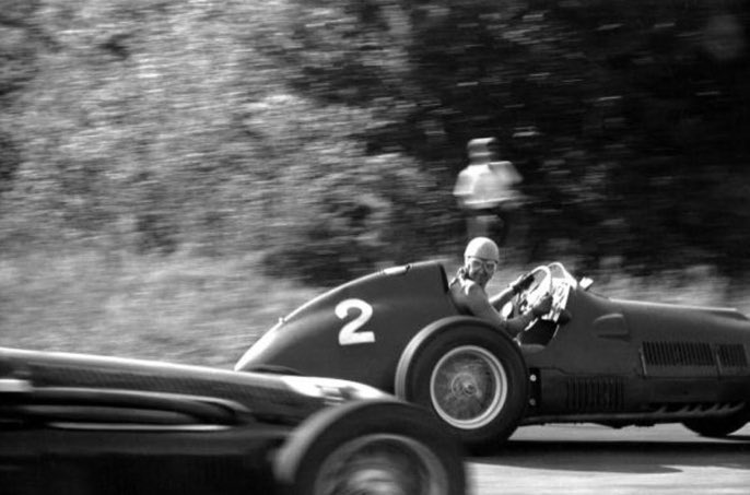 Here’s Alberto Ascari’s winning Ferrari at Monza in ’51, snapped by Louis Klemantaski between the 2 Porfido 90° rights, which were later combined to form one 180° right: Parabolica. The other car is Juan Manuel Fangio’s Alfa. Ascari was killed at Monza #OnThisDay 70 years ago.