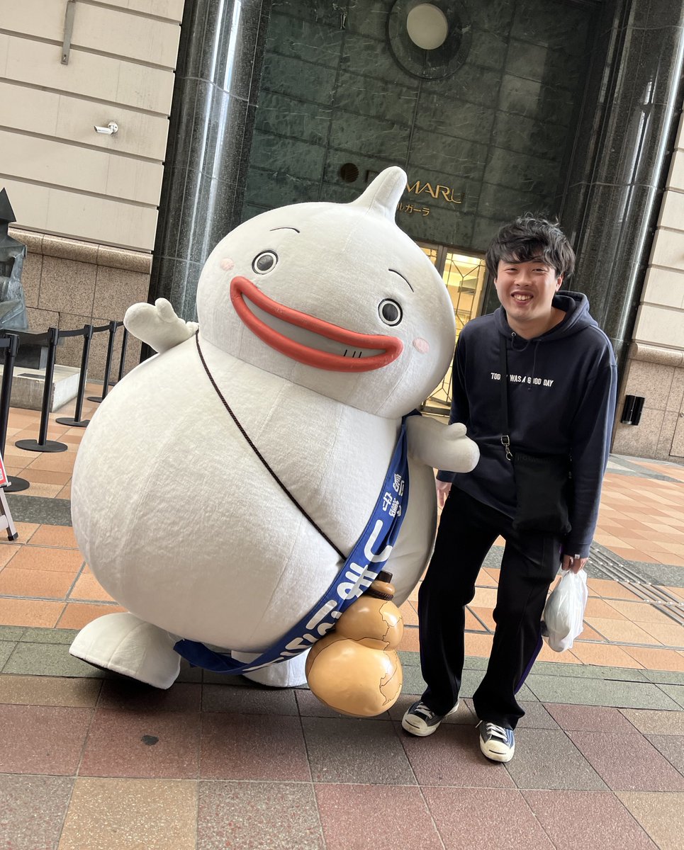 みんなの大光食品さんが福岡に来てた！！
サインも飾ってくださってて大嬉！！！
ありがとうございました！！！
大サイズソセゲットできたゾ〜〜！！🙌😭

あと時間間に合ってしまばらんさんにも会えた！！なんか見た瞬間だいぶ親近感湧いたかも！！！にしざわもかなりうれしそうです！！！