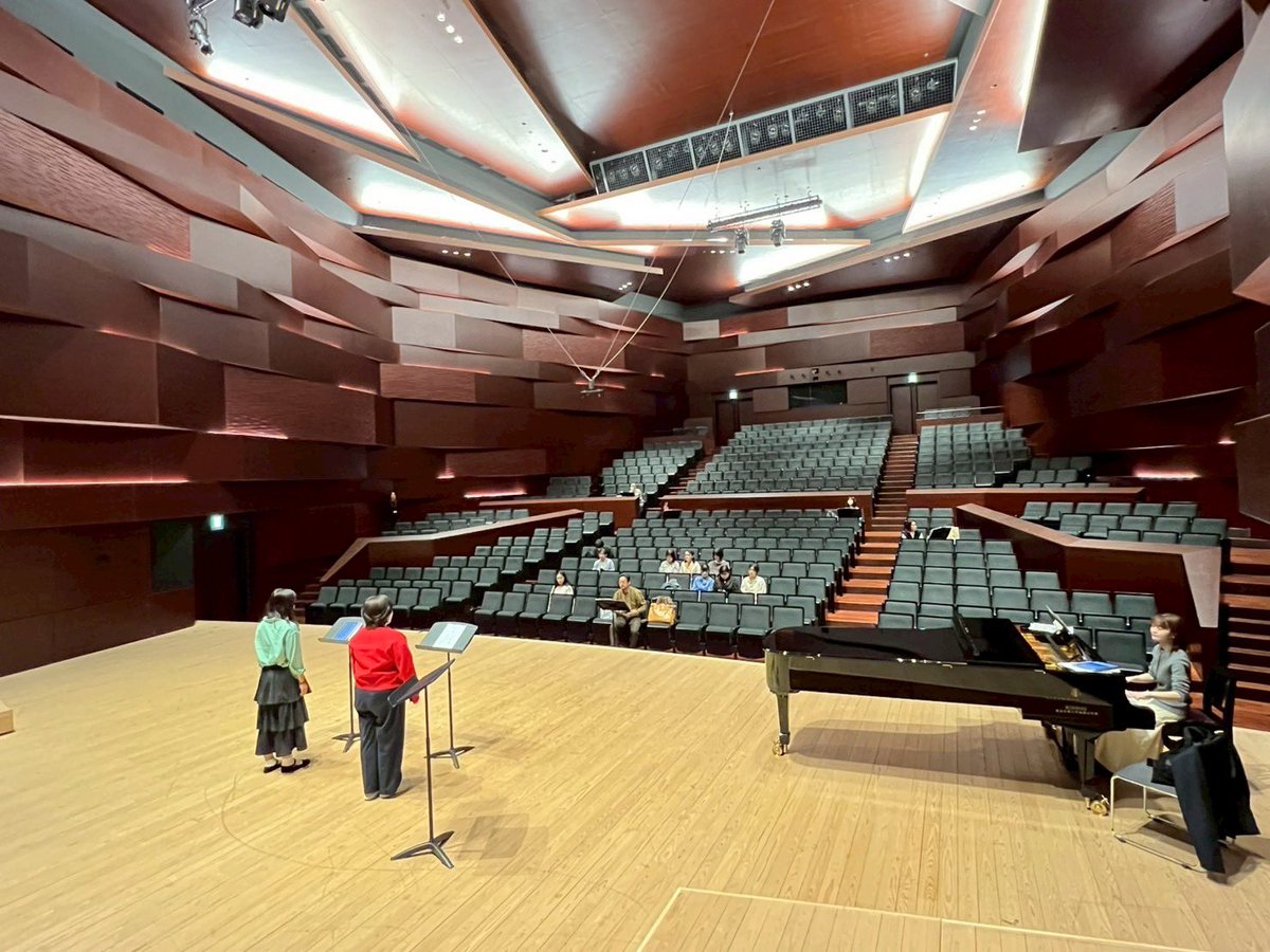 授業のご紹介💡
春学期試演会に向けて🌈
「オペラ授業✨特集📖①」

学部【オペラ実習1】
（声楽芸術2年選択授業）

「星洋二」クラス
3クラスに分かれている「オペラ実習1」の授業は
4月某日、音楽稽古からスタートしました🌱
本番会場でもあるTCMホールを広々と授業でも使っています✨
＃TCMオペラ