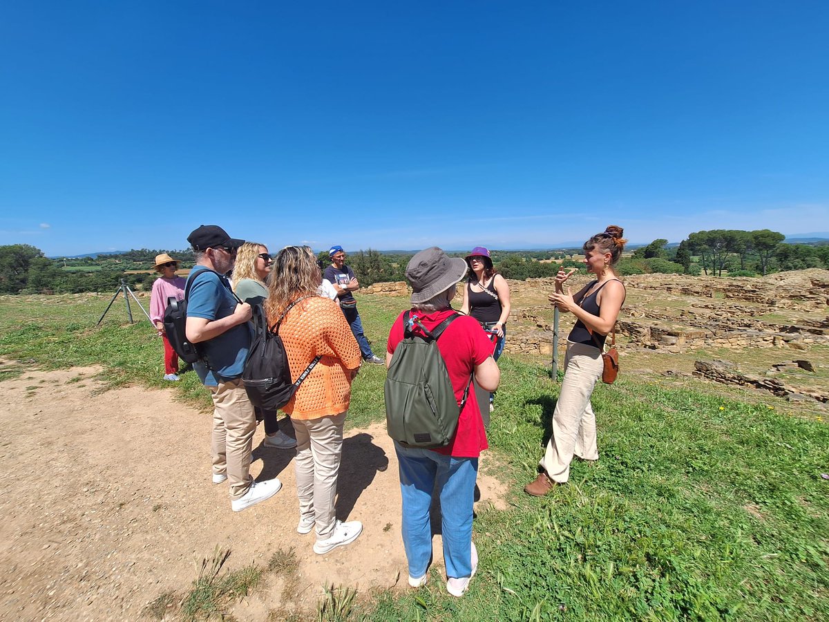 baixemporda_tur's tweet photo. Turisme per a tothom al #BaixEmpordà! 🤝🦻

Ahir vam organitzar la visita🏺 Coneix la Ciutat Ibèrica d'Ullastret 🏺 amb el Centre de Persones Sordes del Baix Empordà.

@macarqueologia @catexperience @costabrava @ccbaixemporda 
#visitemporda #josocemporda
#TurismeAccessible https://t.co/XwIK57t1V3