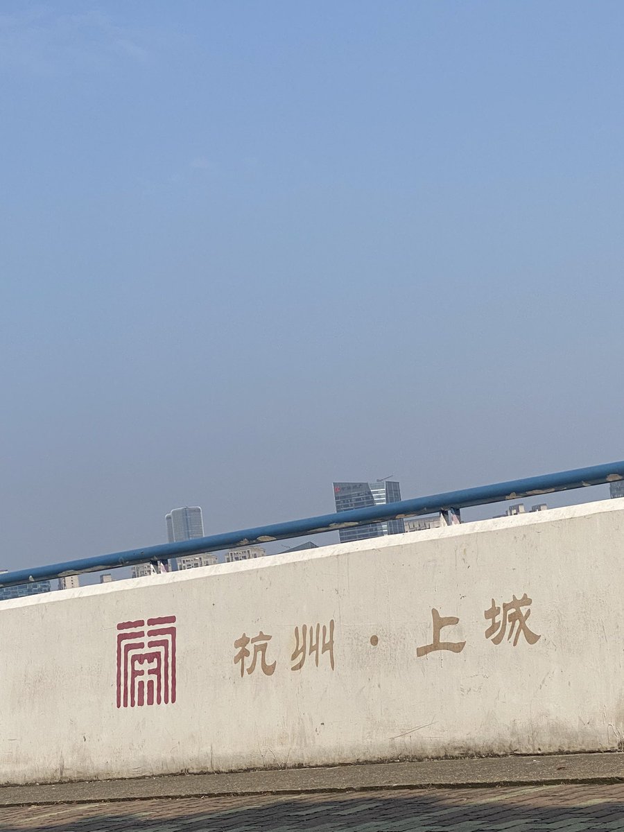 有个人躺在这里长凳上，你仔细看一下，他穿的裤子太透了，能看到jb。哈哈哈哈