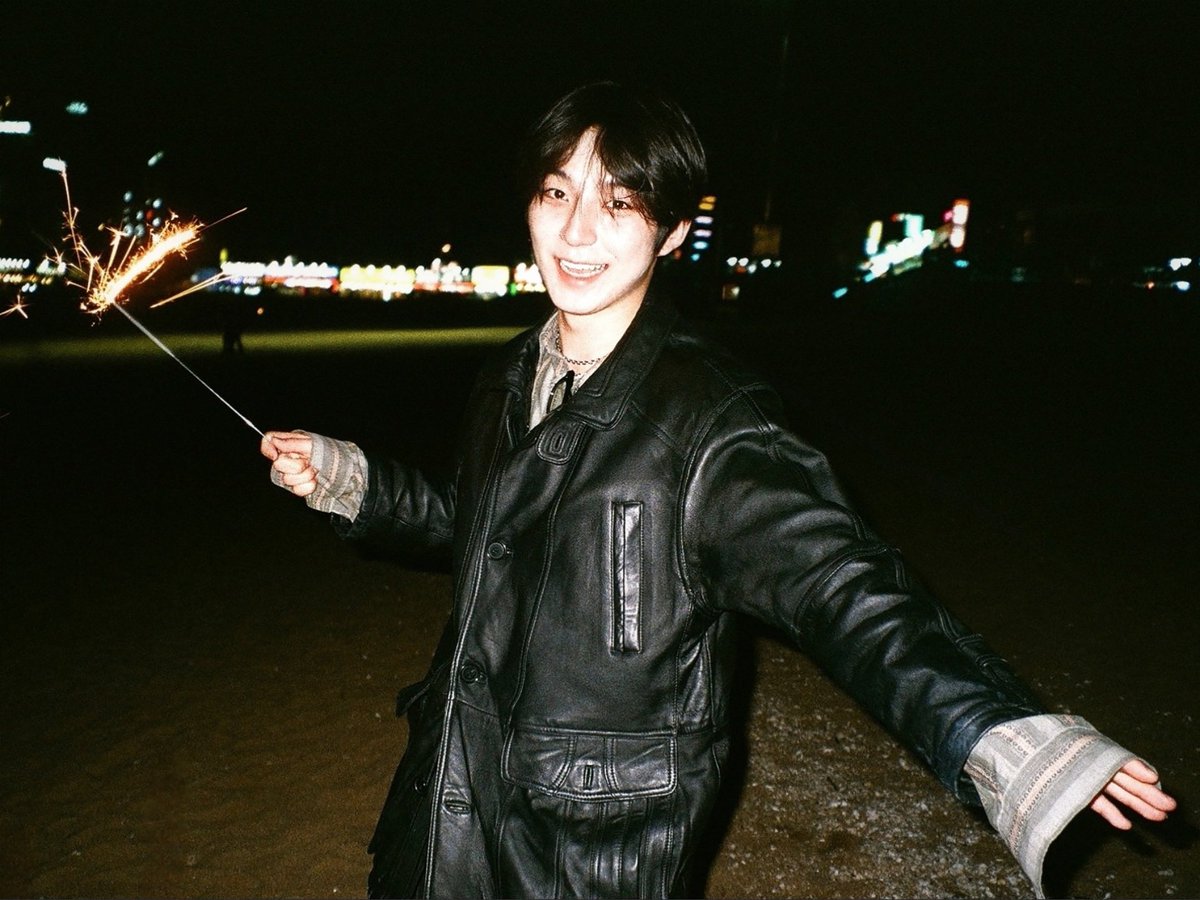 NOMAD_is_here's tweet photo. [#리버] 
3년 전 불꽃놀이 🎇 

#NOMAD #노매드 
#RIVR #리버 https://t.co/Ef2FTJC2nC