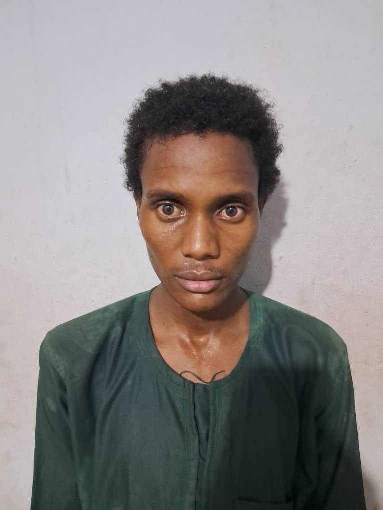 L_Activiste226's tweet photo. International
Voici les terroristes qui avaient fui le GIR 2 et s’étaient réfugiés en Côte d’Ivoire🇨🇮.Interpellés par la gendarmerie, ils ont officiellement été "évadés" en réalité, ils se seraient "relâchés"
Ce sont eux qui devaient recevoir les motos.
#BurkinaFaso #FDS_VDP https://t.co/Uv7FOEVsVm