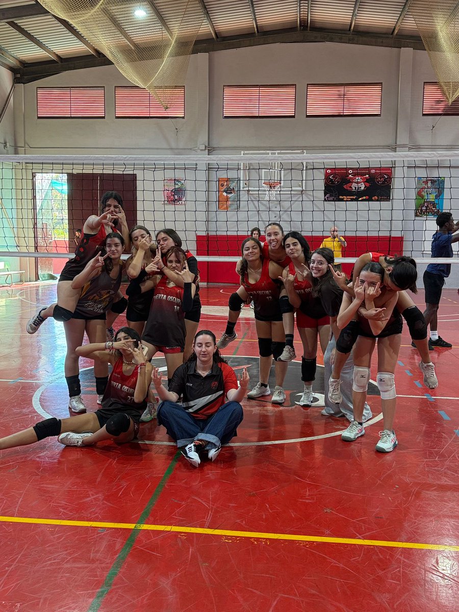 Juliaaprd's tweet photo. PRIMER PARTIDO DE NUESTRAS JUV EN SEMIFINALES !! 🏐🏐

Nuestras chicas siguen demostrando su tenacidad enfrentándose a las primeras del grupo en semis. 💪🏼🚀

Pese la derrota, no perdemos las fuerzas para luchar la vuelta y conseguir el pase a la final. 

@CDJPuertaOscura https://t.co/qXqjhOkvQp
