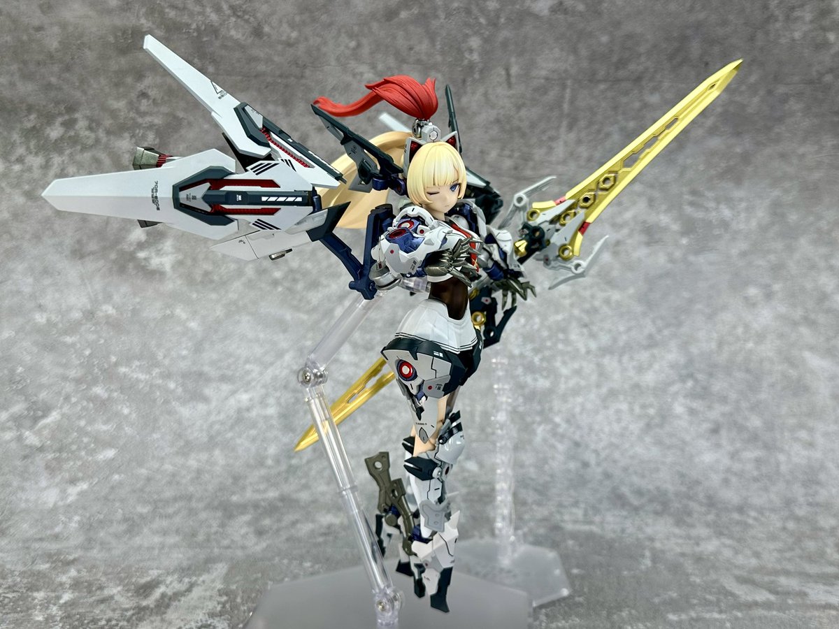 old_shift_'s tweet image. 完成しました🎉
名称:パラディン・ギャラクシー
タイプ:空戦騎士型
機体解説:
自らの信念を追求するため、誇り高き双角を捨て、空を翔ける騎士。巨大な剣を手に敵を殲滅する。
戦場に舞う鮮やかな赤い羽根は、彼女の強さの象徴である。
#メガミデバイス