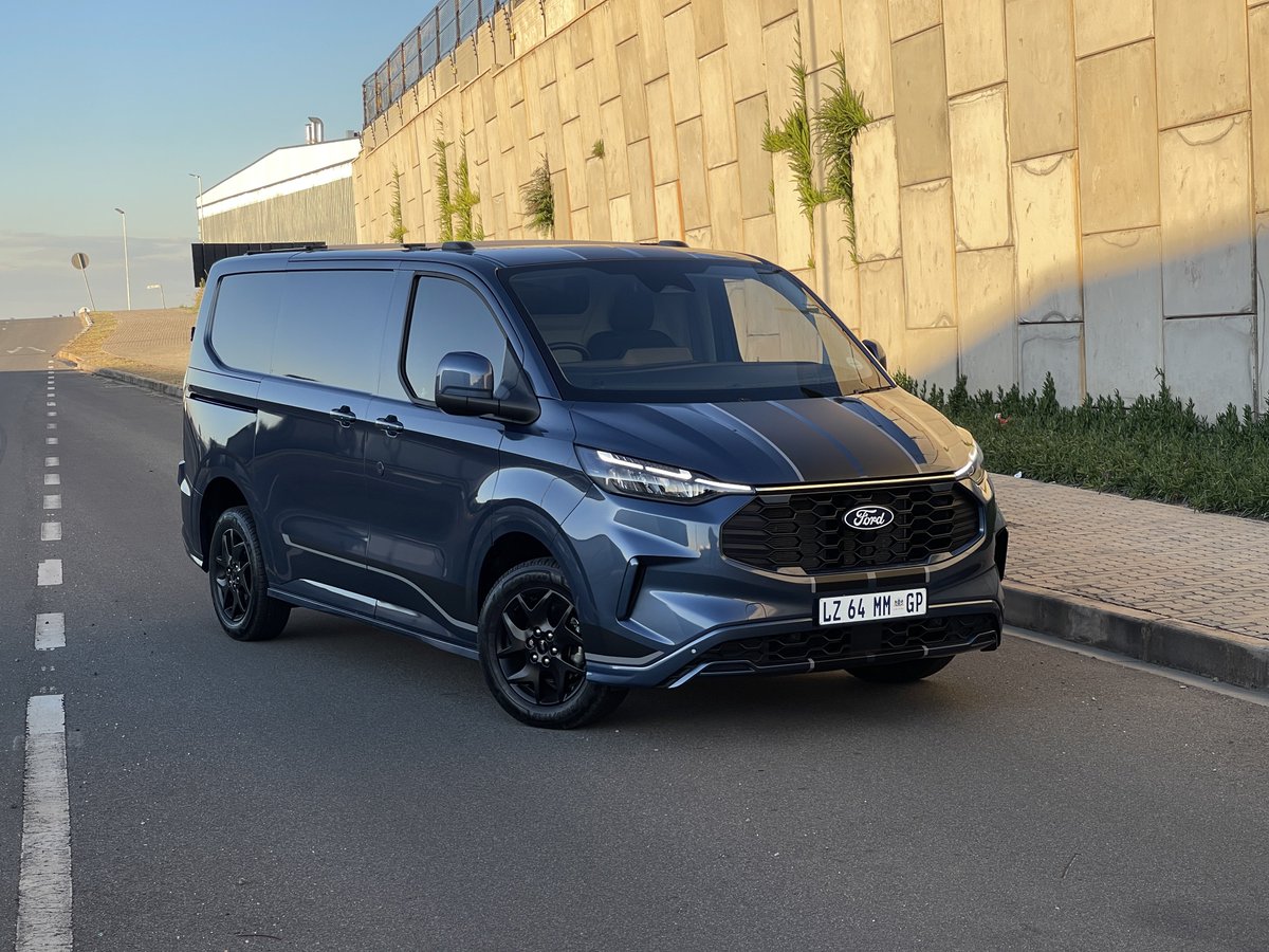 khuleonwheels's tweet photo. Today, we welcome the Ford Transit Custom Sport. A sports body kit, honeycomb sports grille, rear spoiler, and bold 17-inch matte black alloy wheels set it apart from the more commercially focused Base model. The Sport model also…
#FordSA #TransitCustomSport @FordSouthAfrica https://t.co/xS3ehNSjMB