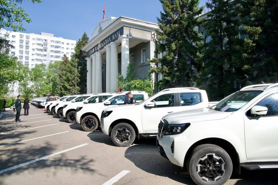 Цэргийн ангид өгч буй бэлэг